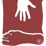 Mano y cuerda de yoga para aliviar artrosis y dolor articular.